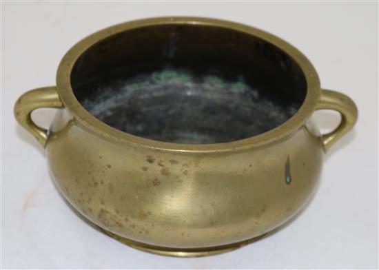 A Chinese bronze gui censer, 18th / 19th century, weight 1.11kg, width 19.5cm